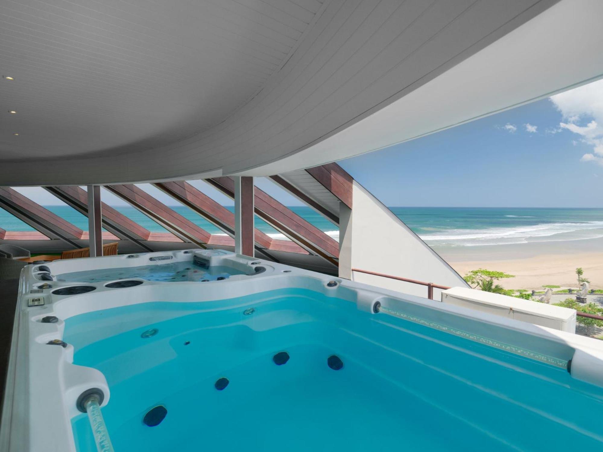 Double - Six, Luxury Hotel - Seminyak Exterior photo A hot tub with a view of the beach